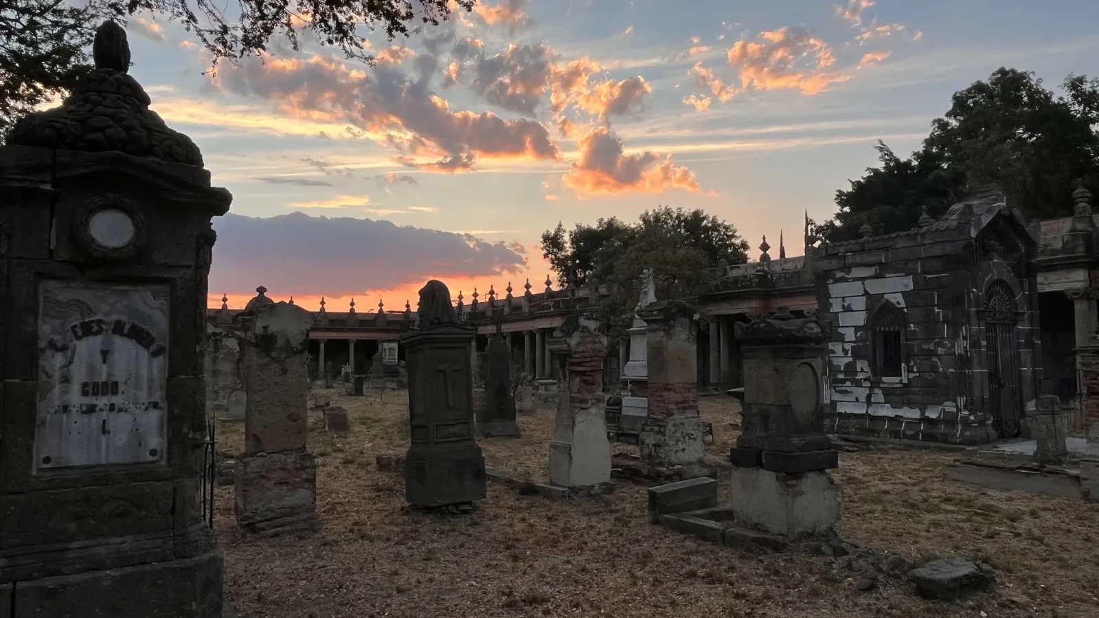 Tour de Leyendas y Misterios en el Panteón de Belén (Guadalajara)